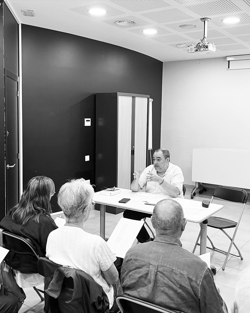 ⚫️ Jordi Cornudella, comissari de l'@anyferrater 2022, ens ha ofert avui una anàlisi minuciosa dels darrers poemes de 'Les dones i els dies' de Gabriel Ferrater (@edicions_62) al Xalet Negre. Un privilegi.

<a href="/ajsantcugat/">Aj. Sant Cugat</a> <a href="/culturastc/">Cultura Sant Cugat</a> <a href="/lletres/">Lletres catalanes</a> <a href="/FerraterGabriel/">Associació Gabriel Ferrater - Sant Cugat</a>