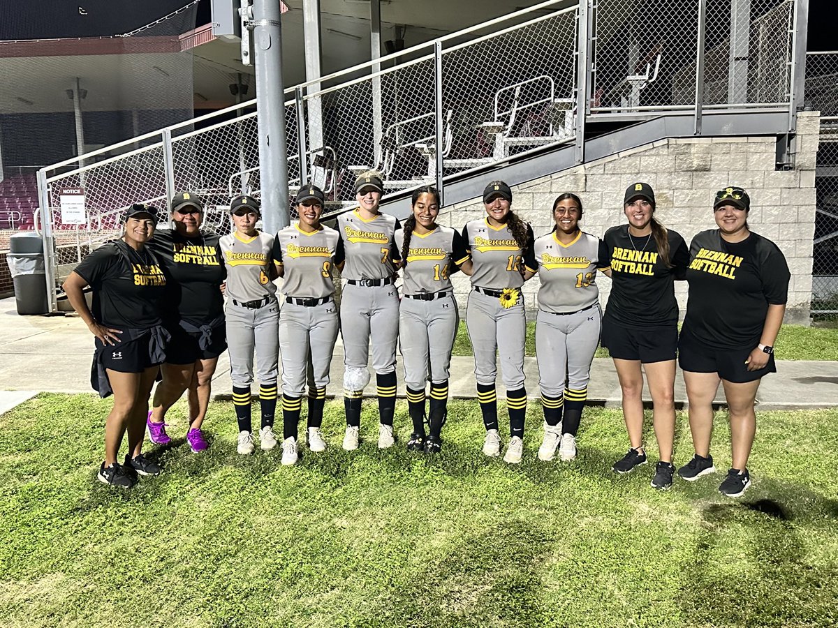 softballbrennan's tweet photo. Happy world softball day!! Nothing better than coaching these amazing young ladies!!💪🏽🥎🐻🌻 https://t.co/kF1eMw19Uj