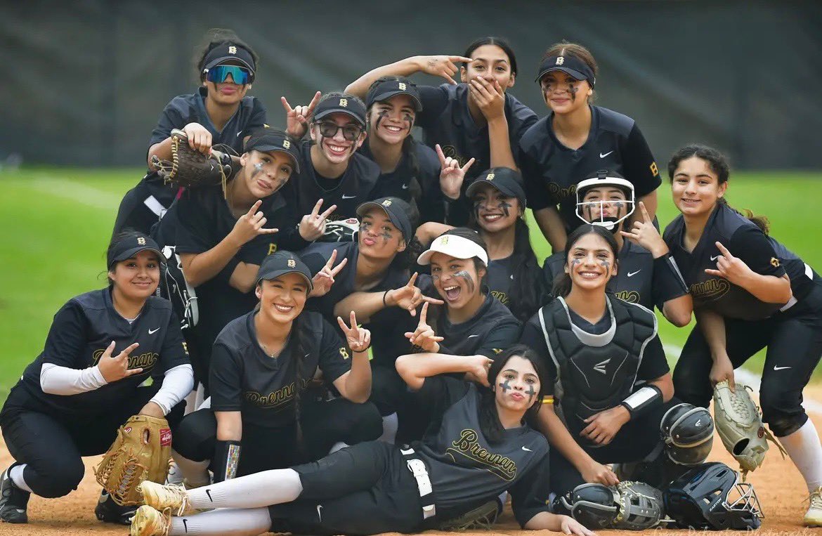 softballbrennan's tweet photo. Happy world softball day!! Nothing better than coaching these amazing young ladies!!💪🏽🥎🐻🌻 https://t.co/kF1eMw19Uj