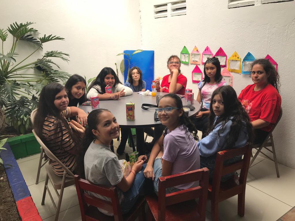 FundaVida's tweet photo. Este es el grupo de niñas que forma parte del proyecto Be All You can Be: Módulos de formación STEAM para niñas. Una iniciativa que se ha hecho realidad gracias al apoyo y la confianza brindada por parte del programa de ayuda directa de @AusEmbMex. https://t.co/qEeQDHmH7H