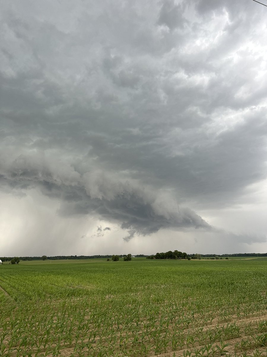 Severe thunderstorm east of Shelbyville, Indiana this evening. #wx #INwx