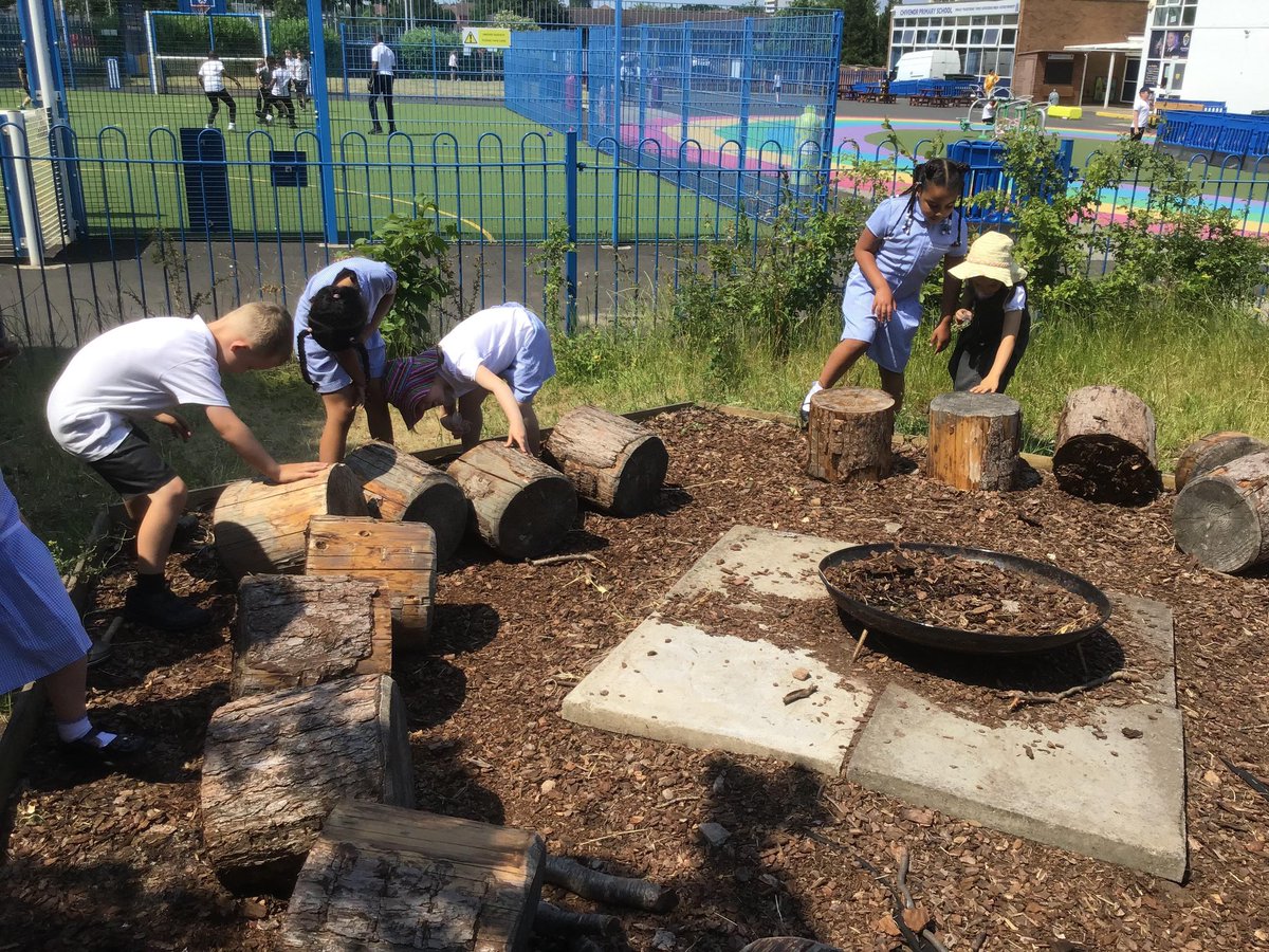 ChivenorP's tweet image. This afternoon, our Y1 Griffins have been searching for insects for our science lesson. We searched high and low and discovered many slugs, a couple of worms and beetles. We then tried to draw them before they crawled off the plates!
#griffinschoolstrust #minibeasts #WideHorizons