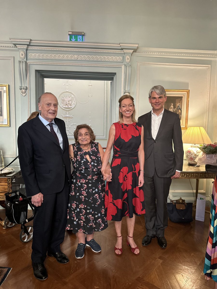 mrbelveze's tweet photo. Saying ‘au revoir’ and thank you to the amazing Pia Lundberg @pialundberglon1 - Cultural Attaché at @swedeninuk on her return to Sweden.  Thank you Pia for all the support and friendship.  @AngloSwedishSoc  Liz och jag kommer båda att sakna dig. https://t.co/b3MhHMtsws
