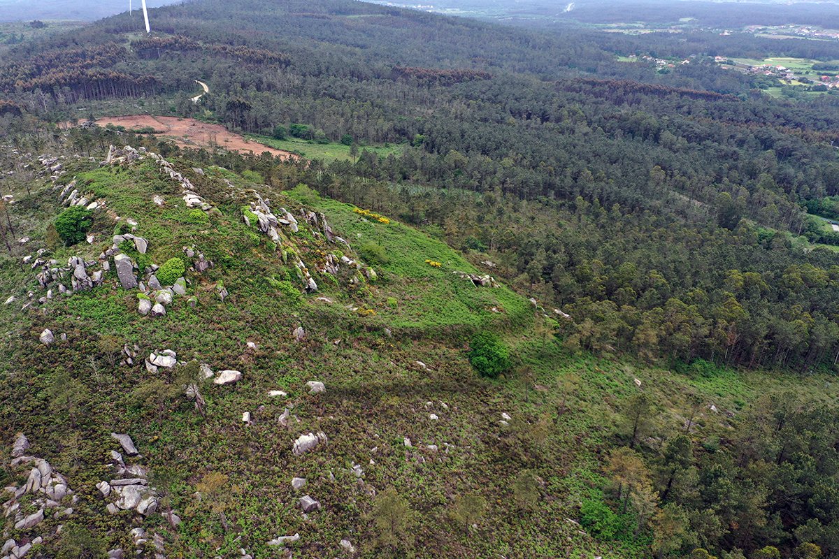 Let's take a look to a weird fort: O Castelo de Borneiro (Cabana de Bergantiños, #Galicia). 
Taking advantage of the peak of a long granite ridge, a monumental and artificial earthworked terrace is protected by two slight ramparts. Chronology is enigmatic.
#HillfortsWednesday