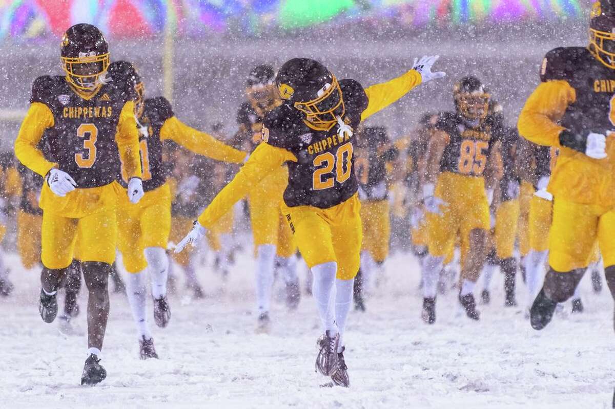 After a great conversation with <a href="/CoachMcNamara9/">Ryan McNamara</a> I am proud to announce that I have received an offer to play football at Central Michigan. Go Chippewas! @CoachCirinoSHS <a href="/Strongsville_FB/">StrongsvilleFootball</a>