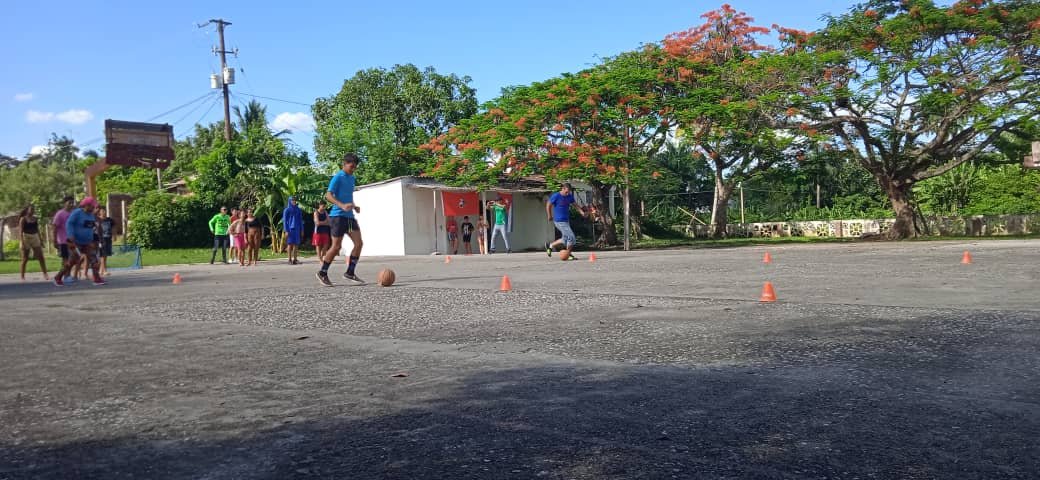FrankSo99099243's tweet photo. Desde la ESBEC Pacto del Pedrero, escenario de la labor aleccionadora del Che, la #UJC realiza actividades colaterales propias de la acampada antimperialista por el 95 aniversario del natalicio del Guerrillero Heroico. #UnaMejorJuventud #Cuba #CheVive https://t.co/PUvLRCSHDO