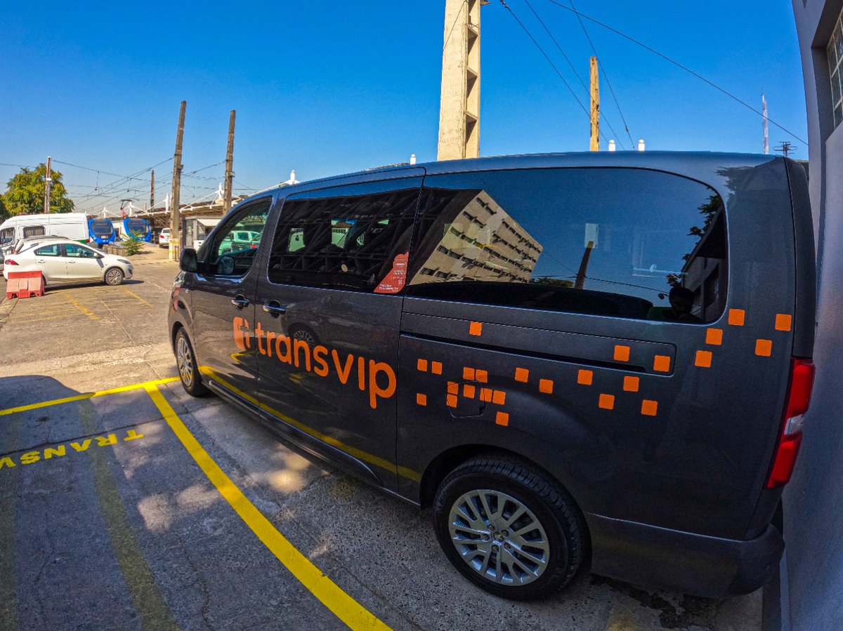 EFENos_'s tweet photo. Llegar al aeropuerto desde #EstaciónCentral es mucho más fácil junto a #Transvip 🚐
Ahorra tiempo y súbete al servicio directamente en el andén 6 de la estación, ¡mucho más cómodo y rápido!
Más información en https://t.co/sxWkp7TBgQ https://t.co/A8FB0h0UAK