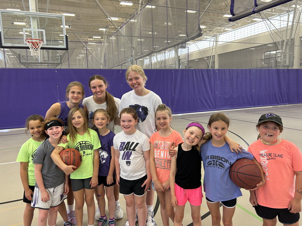 CoachBAMetcalf's tweet photo. JOY as a Coach… observing HS players Growin’ their own Games by cultivating the Love of the Game in our Youth!
#BGBB #Bison Family #bALLin https://t.co/I5wlU6sUlt