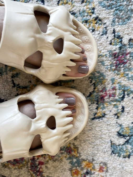 im usually against free toes in public but this will be fun https://t.co/gok3YtxIaQ<a href="/tag/shoplyfter"class="tags"><span>#shoplyfter</span></a>