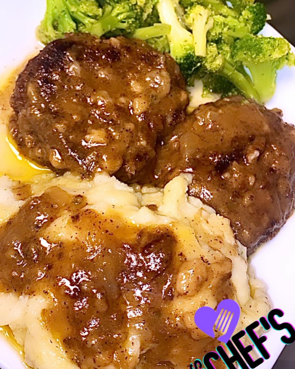 Ambitiouss_Tee's tweet photo. Hamburger steaks, mashed potatoes, and steamed brocc…homemade gravy btw. 😋
#fyp #fypage #buyingcontent #foodie #foodporn #cooking #misschef https://t.co/xsLApnOBFm