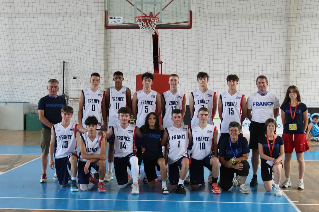L'équipe de France de Basketball a aujourd'hui disputé son second match, contre la Macédoine, et s'en sort victorieuse ! Après une première mi-temps dominé par la Macédoine, la France a su montrer ses compétences et finit le match sur le score de 68-64, en leur faveur !