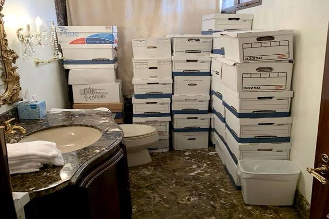 DWnotdeadyet's tweet photo. @JeffHolidayReal Must of confused the secret documents with the toilet paper. https://t.co/APimjDEkaw