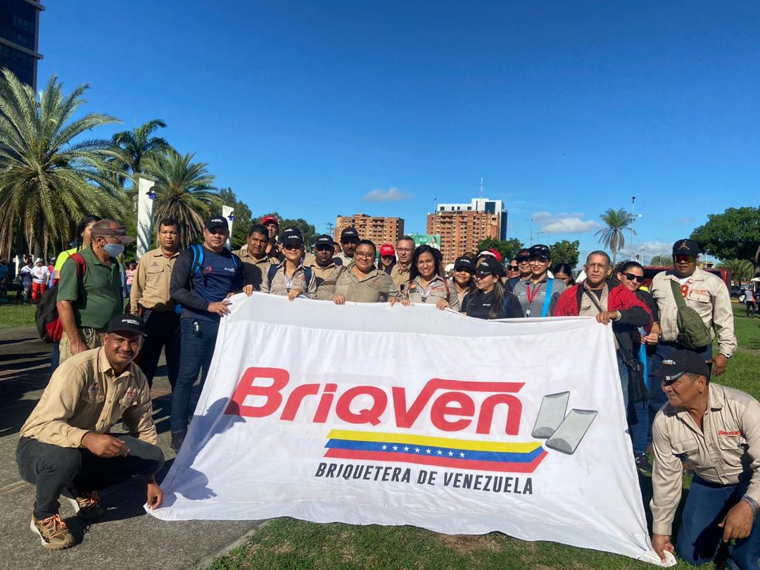 BriqOrinoco_CVG's tweet photo. Clase Obrera de @BriqOrinoco_CVG con fuerza y gallardía salió a la calle a respaldar las políticas sociales del Presidente @NicolasMaduro y en función del desarrollo de las industrias básicas de Guayana.
#NadaNosDetiene 
#SomosPotenciaProductiva 
#VivaLaUnionDeLosPueblos https://t.co/n7wRUumezK