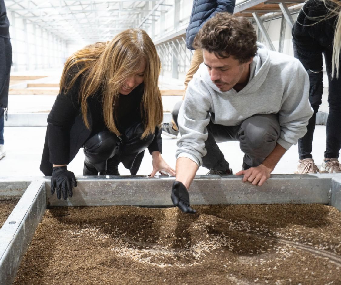 Julien Laurençon y François Nolet son dos emprendedores que viven desde hace varios años en Argentina y que en 2018 crearon Procens. Esta empresa se dedica a la cría de insectos a partir de desperdicios alimenticios que luego son utilizados como ingrediente en la elaboración de