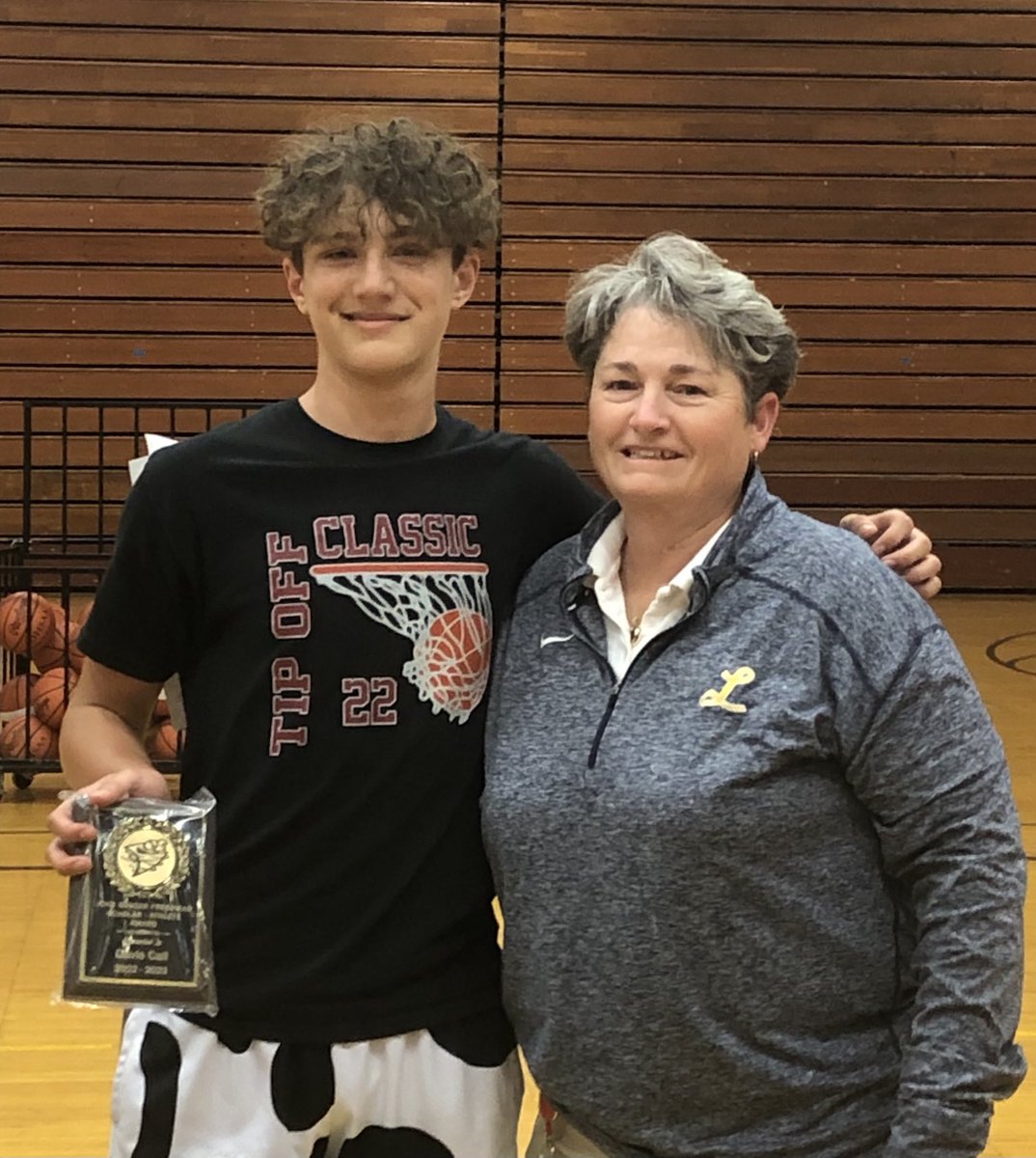 Congratulations Kendall Brown and Davis Call, 2022-23 Freshman Scholar-Athlete Award winners. 
Kendall (Dorothy Coen Award) participated in varsity field hockey and varsity softball and Davis (Kiwanis Award) participated in varsity soccer and varsity basketball. GPAs of 3.7+