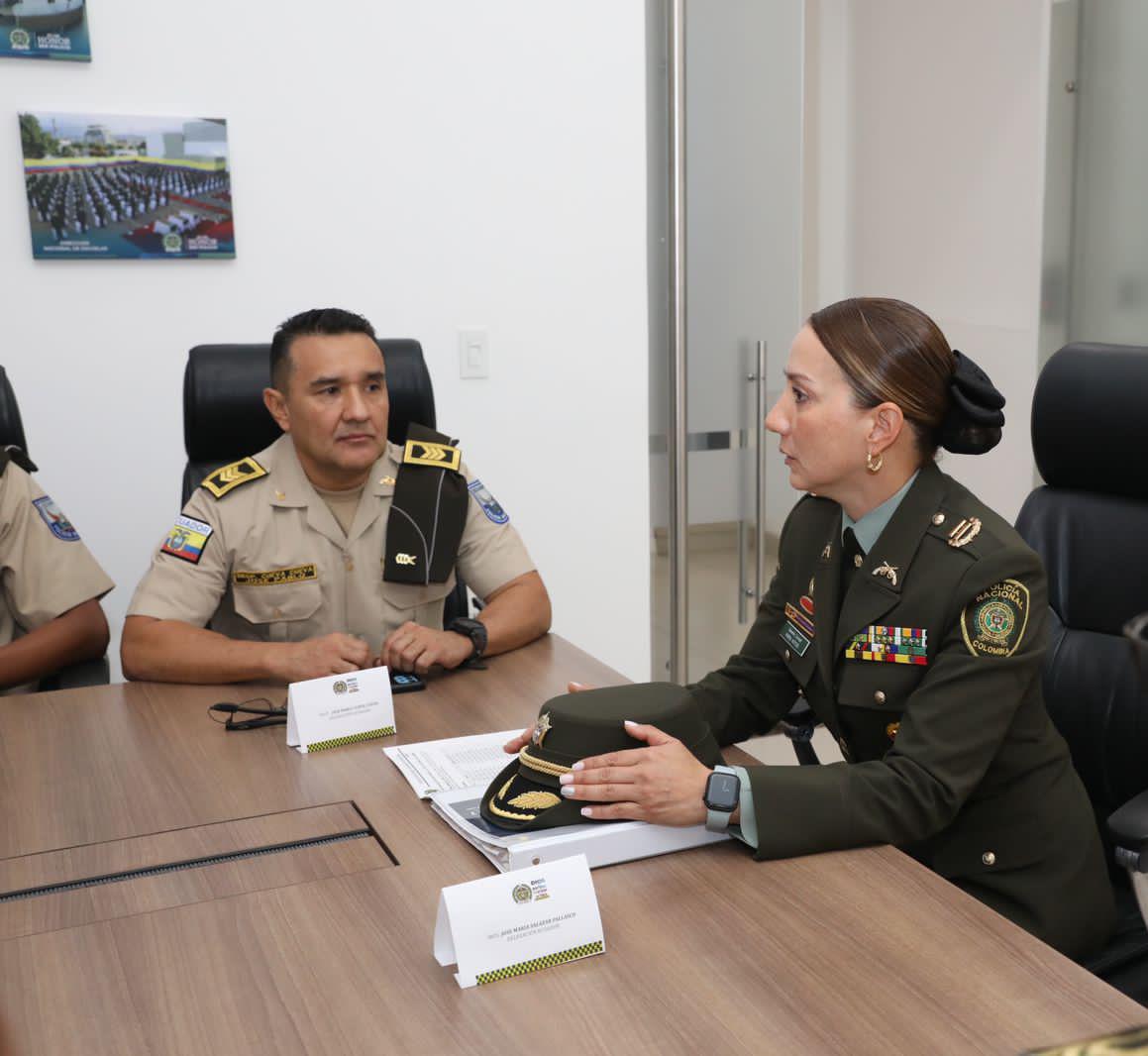 DirectorPolicia's tweet photo. Es un honor recibir la visita de referenciación de @PoliciaEcuador, una alianza de cooperación internacional que permite fortalecer capacidades de seguridad en países hermanos. Un agradecimiento especial a @USEmbassyBogota por permitir este intercambio de conocimientos. https://t.co/LQdKrPwRTp