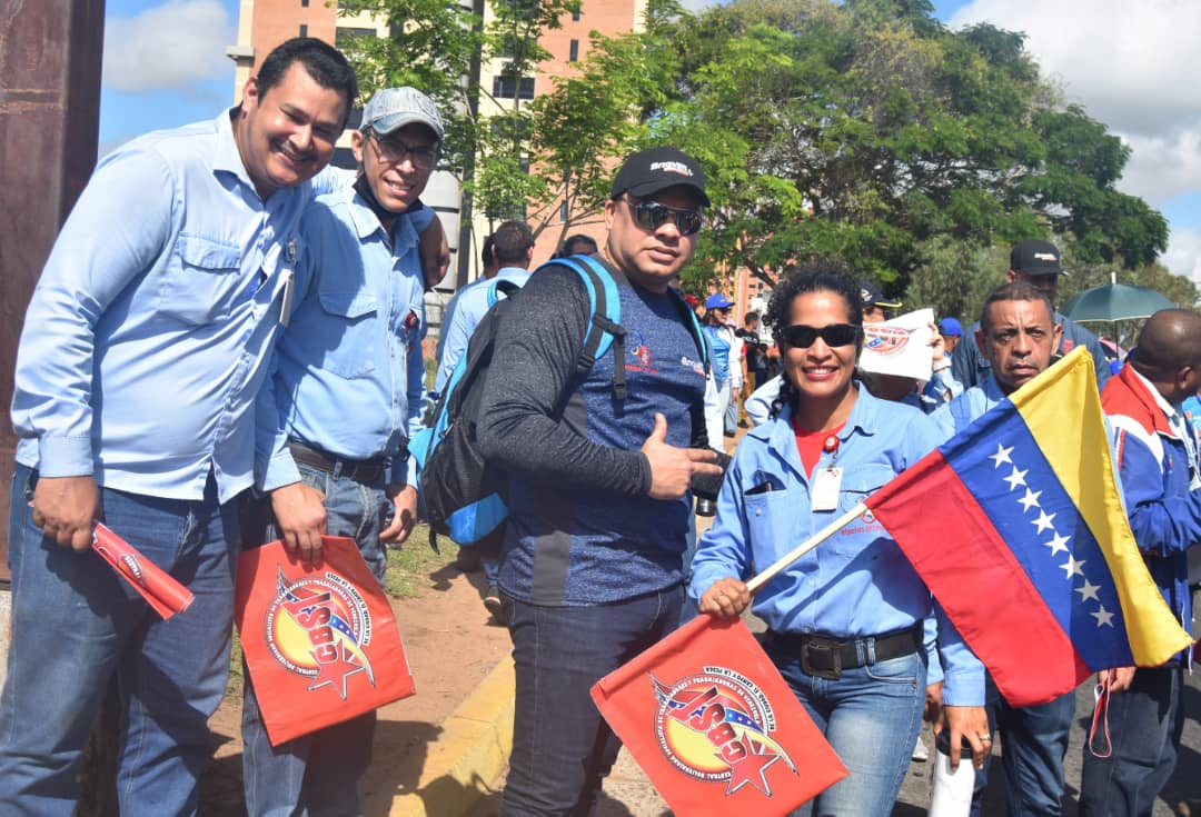 BriqOrinoco_CVG's tweet photo. Clase Obrera de @BriqOrinoco_CVG con fuerza y gallardía salió a la calle a respaldar las políticas sociales del Presidente @NicolasMaduro y en función del desarrollo de las industrias básicas de Guayana.
#NadaNosDetiene 
#SomosPotenciaProductiva 
#VivaLaUnionDeLosPueblos https://t.co/n7wRUumezK