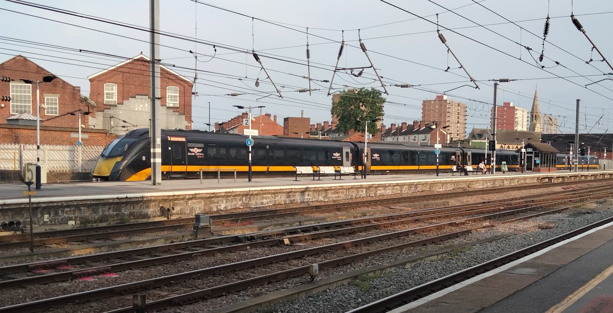 Harrod15S's tweet image. An unexpected visitor Grand Central 180108 "William Shakespeare" in platform 2 at Doncaster Station yesterday evening (12/06/23) I thought he was bard ( one for the thespians 😉)
#class180 #trains #GrandCentral #Doncaster #WilliamShakespear