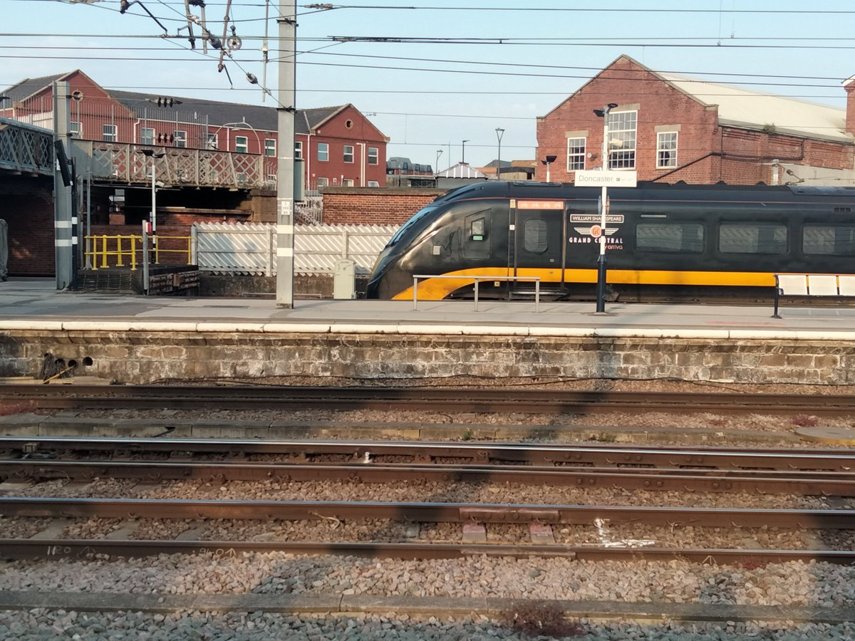 Harrod15S's tweet image. An unexpected visitor Grand Central 180108 "William Shakespeare" in platform 2 at Doncaster Station yesterday evening (12/06/23) I thought he was bard ( one for the thespians 😉)
#class180 #trains #GrandCentral #Doncaster #WilliamShakespear