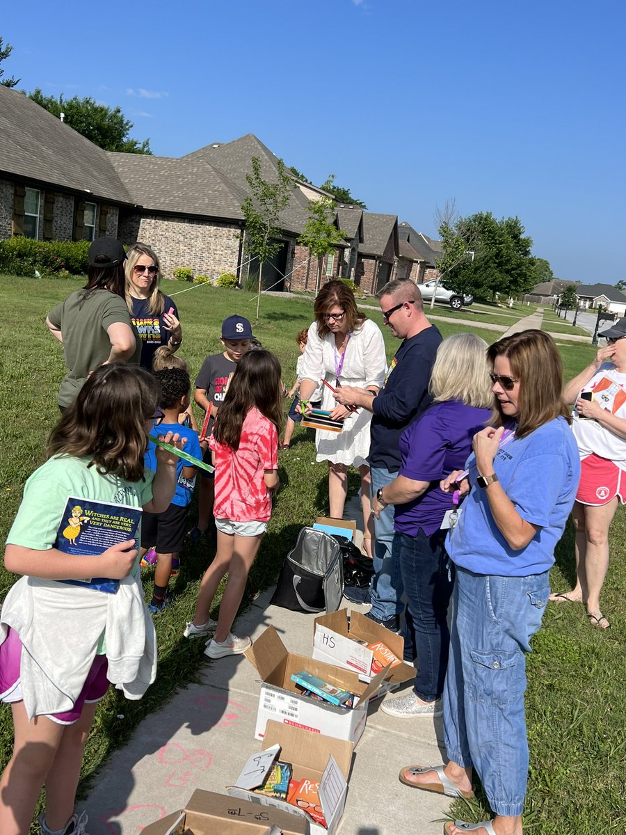McNairMiddleSch's tweet image. We loved visiting with some of our future Mustangs during today’s Pop-Up Reading and Popsicles!  #mustangsrun #rockitout