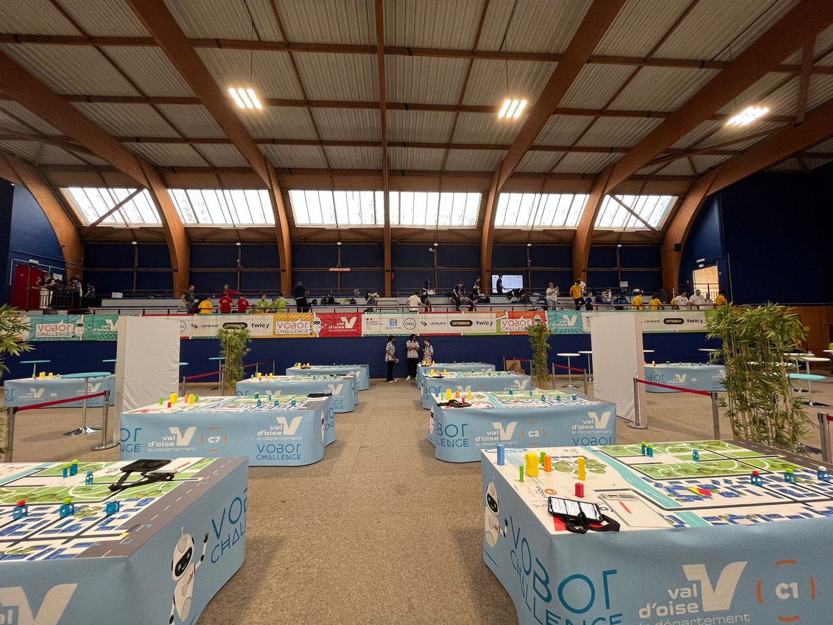 MalobertiBoris's tweet photo. Un challenge qui grandit et qui s'impose comme un des plus grands évènements robotiques de France. Fier de coacher l'ensemble des arbitres du #VObot. Bravo @marine_savouret, @Maitreni, @valdoise rdv demain pour la suite des qualifications! Et le 15 Juin pour la finale nationale ! https://t.co/xvXvxAYzjk