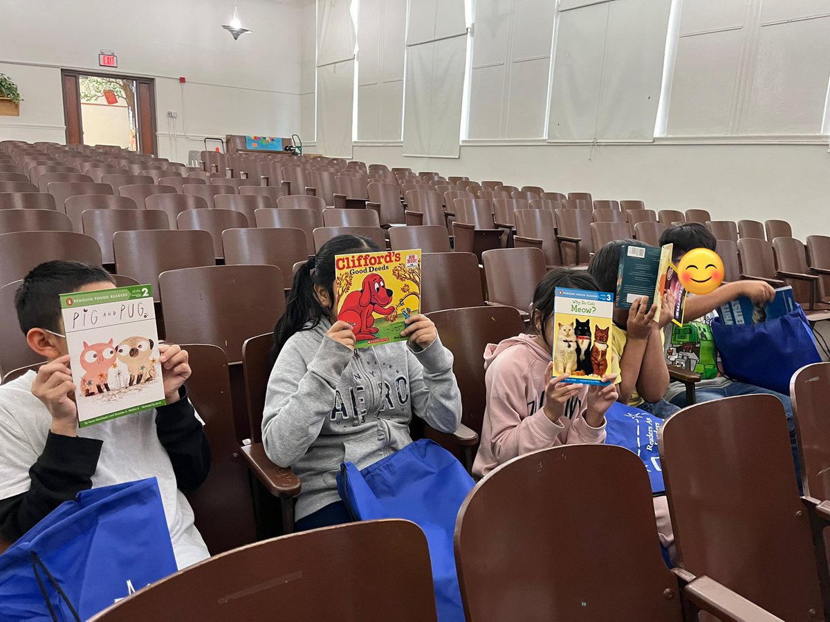 DHLibraryStax's tweet image. Exuberant Henderson ES summer camp students self selected books for their home libraries at the Dallas ISD LMS Pop Up Library today! @DISD_Libraries #PopUpLibrary @TeamDallasISD @DISDLibrarian
