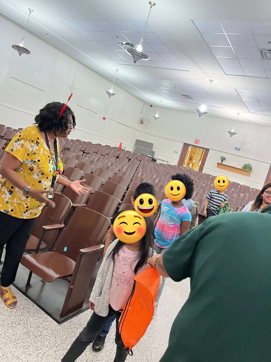 DHLibraryStax's tweet image. Exuberant Henderson ES summer camp students self selected books for their home libraries at the Dallas ISD LMS Pop Up Library today! @DISD_Libraries #PopUpLibrary @TeamDallasISD @DISDLibrarian