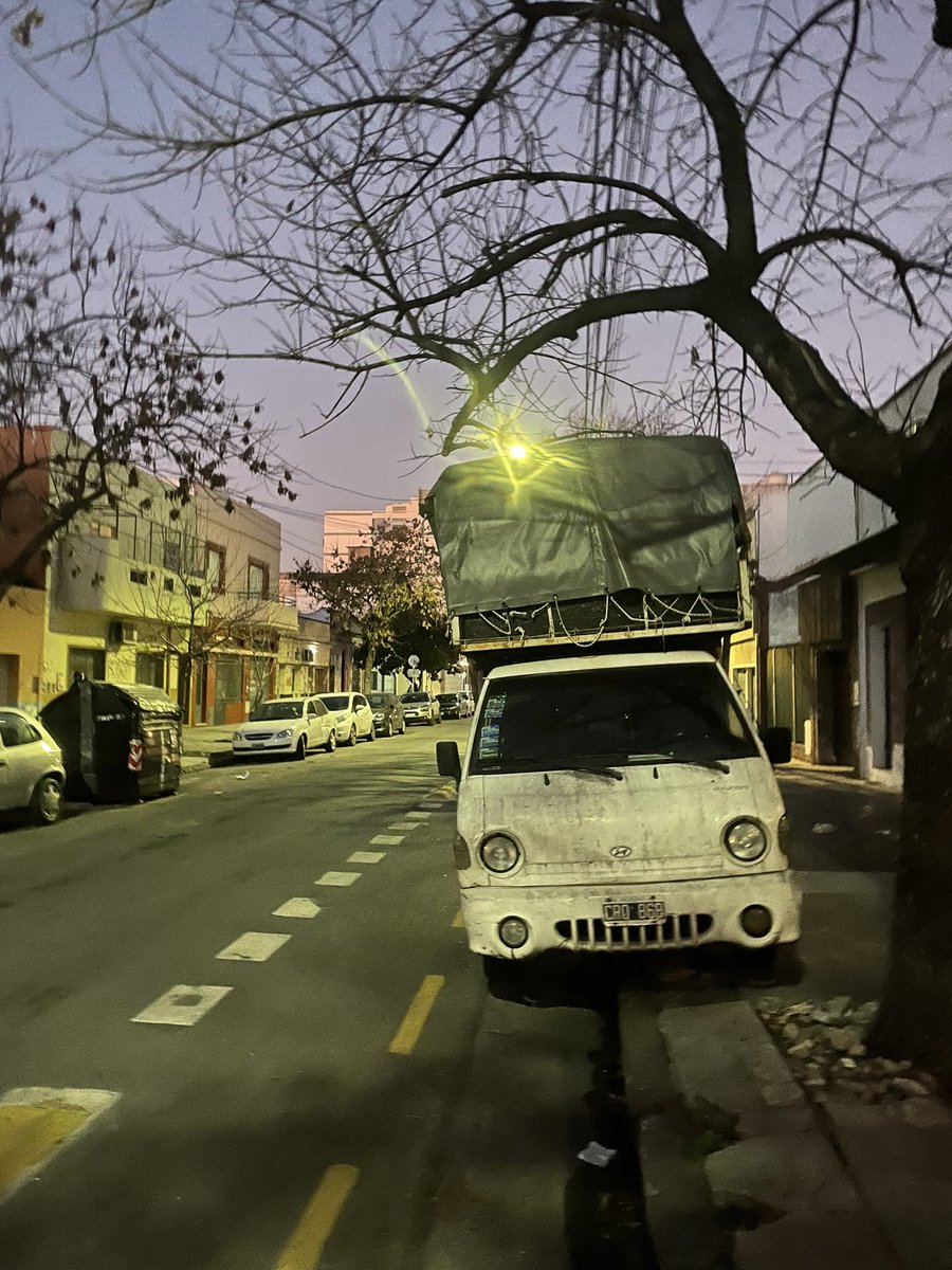 Paradingo2's tweet photo. Esta es nueva. Una patita adentro, una patita afuera. #roseti @batransito @manlop @LeoRicciardiOK @DiegoZorrero https://t.co/2LJxfZzrqZ