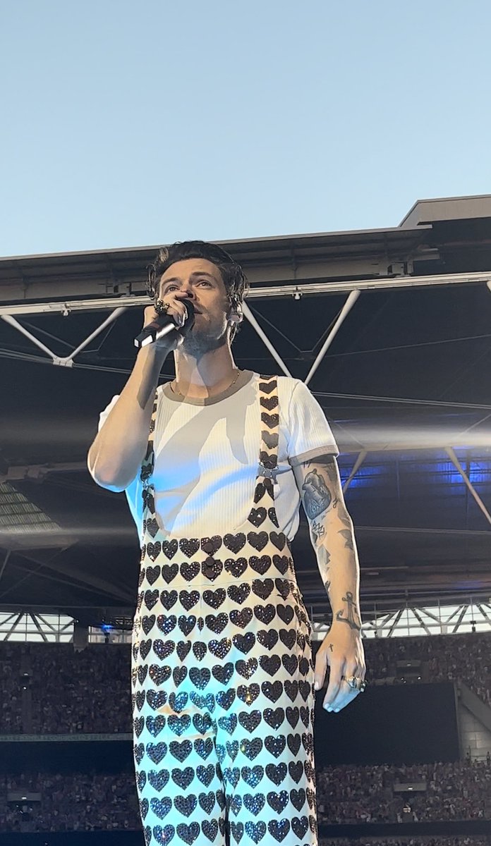 3)Harry en el escenario del Wembley Stadium.💕 Amo el outfit

#LoveOnTourLondon 

©@IovedangeI/@pinkfinewalls/@littlefreaklou