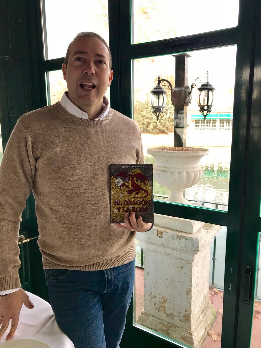 En las <a href="/ViasLiterarias/">Fernando Cotta Escritor</a> de BarriosdeLetras de #Aranjuez #España está el <a href="/ElRanaVerde/">ElRanaVerdeAranjuez</a> un sitio con arte para dar y tomar y leer DRAGÓN Y LA ROSA de <a href="/LenRoldn/">Ignacio León Roldán</a> tomándote unos vinos. elranaverde.com