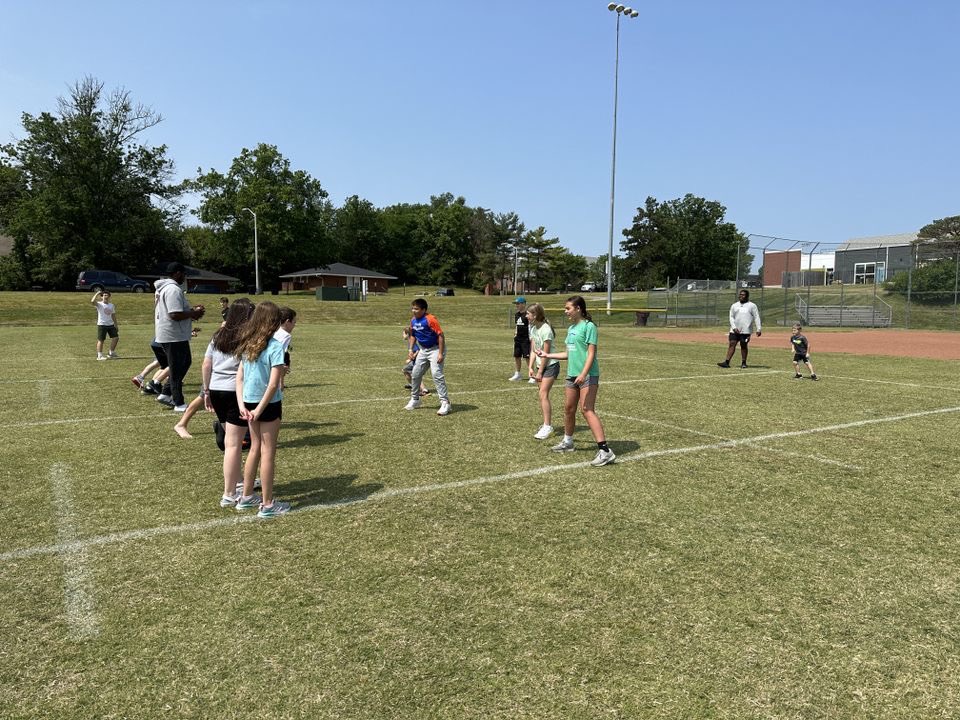 EKUCampusRec's tweet photo. For #SportsWeek, Colonels Camp hung out with the EKU Football team this morning. They ran drills, played games and had fun. Thank you to the athletes for hanging out with us 🏈
#ColonelsCamp #YouthPrograms #EKU #GoBigE https://t.co/jko9qmHhPn
