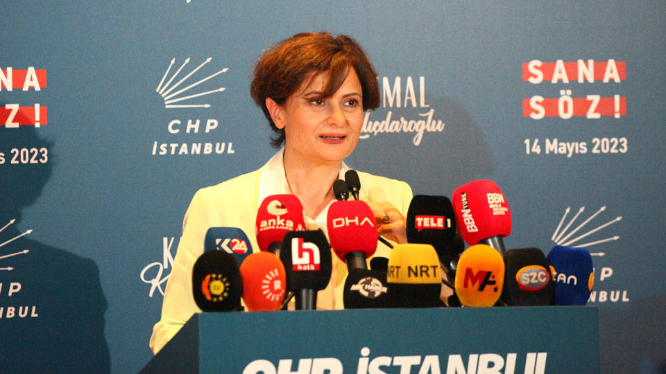 filiz175's tweet photo. CHPKK'nın İstanbul İl başkanı
Canan Kaftancıoğlu, Pkk elebaşı
Duran Kalkanın kucağında. https://t.co/YuXmEI2SA3