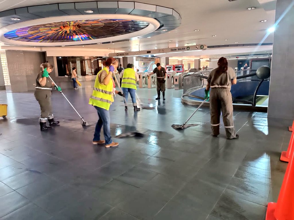 CAMETROVALENCIA's tweet photo. #13Jun||Garantizando estaciones limpias y confortables para los usuarios carabobeños, jornada de mantenimiento profundo se desarrolló en las estaciones #Monumental, #Palotal, #Lara y #FcoDeMiranda🚇||#VivaLaUniónDeLosPueblos @NicolasMaduro @rvaraguayan @Yolyemil @torrealbaf https://t.co/8FFCFsQ1mh