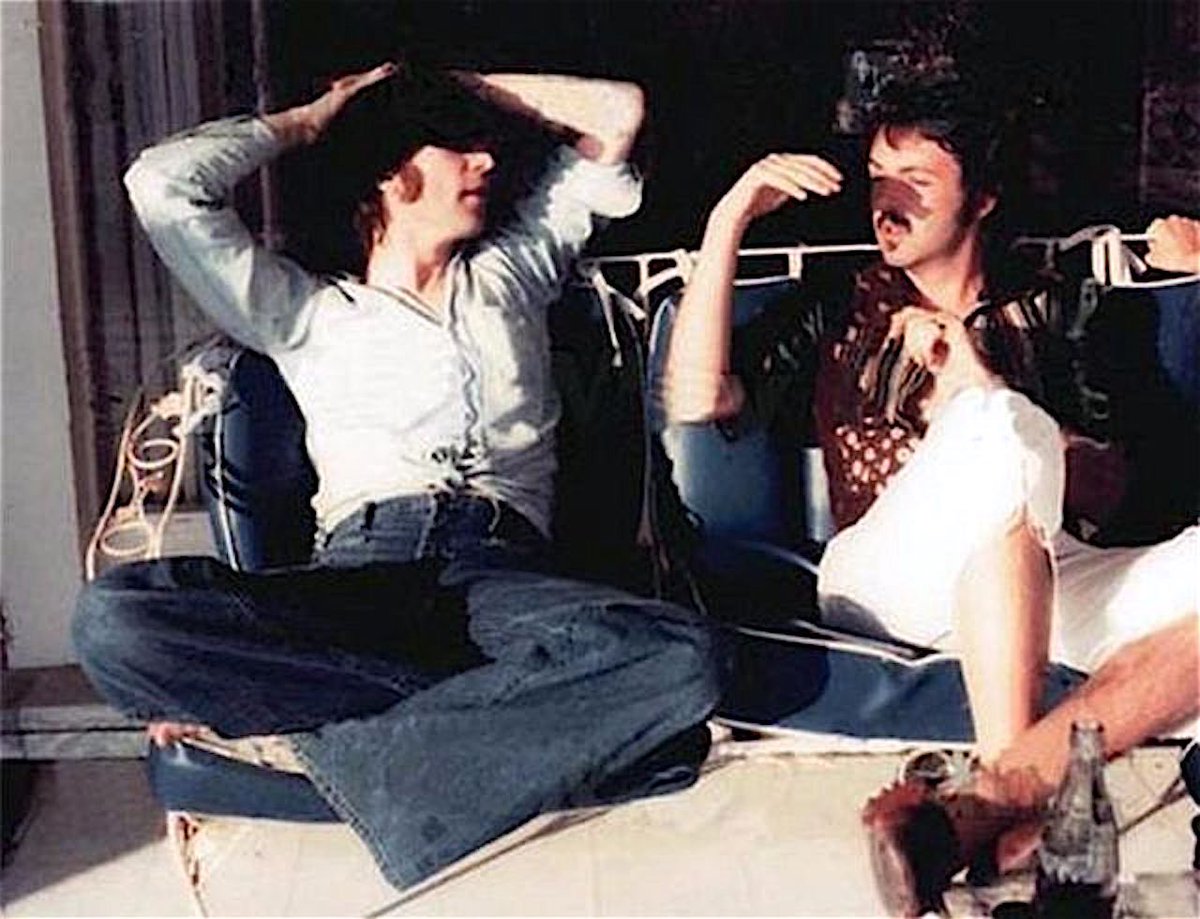 fernandoposada_'s tweet photo. Paul McCartney ha anunciado que este año será lanzada una canción final de los Beatles y que la voz de John Lennon será lograda con la ayuda de la inteligencia artificial. Muchos medios han publicado que la IA creará la voz de Lennon, lo cual no es cierto: él grabó en su casa un demo de esta canción en 1979. La historia es fascinante. Aquí les cuento:

Cuando en 1993 los tres Beatles sobrevivientes se reunieron para grabar y recopilar el material de la Antología, Yoko Ono –viuda de Lennon– les llevó dos cintas caseras de demos de Lennon nunca antes lanzados. Las grabaciones eran de Lennon en su piano, todo en una sola pista y sin poder separar la voz y el piano. Sus antiguos compañeros recibieron con mucha emoción la posibilidad de volver a grabar junto a su amigo, quien había sido asesinado en 1980.

Pero era un reto enorme. Los tres Beatles sobrevivientes se enfrentaron a las dificultades técnicas de construir canciones sobre grabaciones caseras de Lennon, y con la producción de Jeff Lynne lanzaron dos como singles a nombre de la banda: Free As A Bird (1995) y Real Love (1996). Les agregaron instrumentos, coros, armonías y fue lo más cerca que la historia estuvo de ver un reencuentro de los Beatles. Al oír el resultado final, Ringo Starr dijo famosamente “sonamos igual que los Beatles”. Los Beatles volvieron a ganar un premio Grammy en 1997 por ‘Free As A Bird’ y volvieron a ocupar los primeros lugares en las listas 27 años después de su separación.

Pero hubo una tercera canción en esos cassettes de John Lennon que nunca vio la luz, en gran parte porque la cinta tenía varios defectos. Se llama ‘Now And Then’. Durante dos días los Beatles sobrevivientes trabajaron sobre ella en 1994, pero el proyecto no avanzó. A George Harrison no le gustaba la canción y el piano tenía varios ruidos que no podían ser separados de la voz de Lennon. Los seguidores de los Beatles duraron décadas esperando que algún día esta canción fuera retomada por la banda.

Entre 2019 y 2021, el productor Peter Jackson tuvo acceso a cerca de 60 horas de grabaciones de las sesiones de Let It Be (1969) y con algo de ayuda de la IA logró separar los instrumentos y las voces que antes estaban en una sola pista. Entre otras cosas, esto le permitió a McCartney tomar la voz de Lennon en I’ve Got A Feeling y cantar en una especie de dueto póstumo con él en sus conciertos recientes.

Todo esto llevó a McCartney a pensar que si la inteligencia artificial había permitido separar las pistas de Let It Be, también podría ayudar a separar la voz de Lennon del piano en la casi archivada ‘Now And Then’ y retomar el proyecto que llevaba casi 30 años abandonado: lanzar una canción final de los Beatles a partir de las grabaciones que les entregó Yoko Ono en 1994.

El demo de ‘Now and Then’ pueden encontrarlo en Youtube, e imaginarse cómo podrá sonar el producto final. Este año, 60 años después del inicio de la Beatlemanía, el mundo conocerá una canción final de los Beatles volviendo a cantar juntos. Qué bello momento será.

(La foto es la última de Lennon y McCartney juntos, en una reunión en 1974).