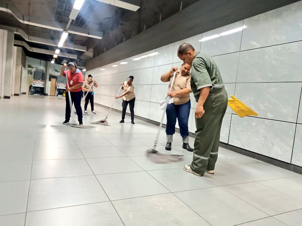 CAMETROVALENCIA's tweet photo. #13Jun||Garantizando estaciones limpias y confortables para los usuarios carabobeños, jornada de mantenimiento profundo se desarrolló en las estaciones #Monumental, #Palotal, #Lara y #FcoDeMiranda🚇||#VivaLaUniónDeLosPueblos @NicolasMaduro @rvaraguayan @Yolyemil @torrealbaf https://t.co/8FFCFsQ1mh
