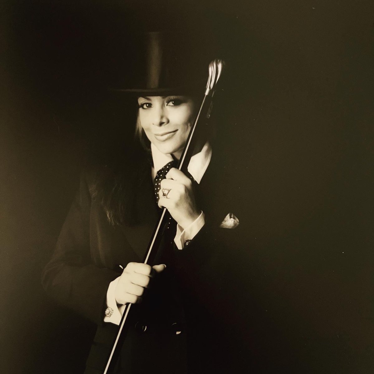 TPaulaUpdate's tweet image. On this day 2️⃣8️⃣ years ago; @PaulaAbdul released her “Head Over Heels” album.  Drop a comment on your favorite tracks from the release 🤍🖤🤍🖤

#paulaabdul 

#headoverheels #queenofdance #popicon #danceicon #paulaabdulcollector #virginrecords #emimusic