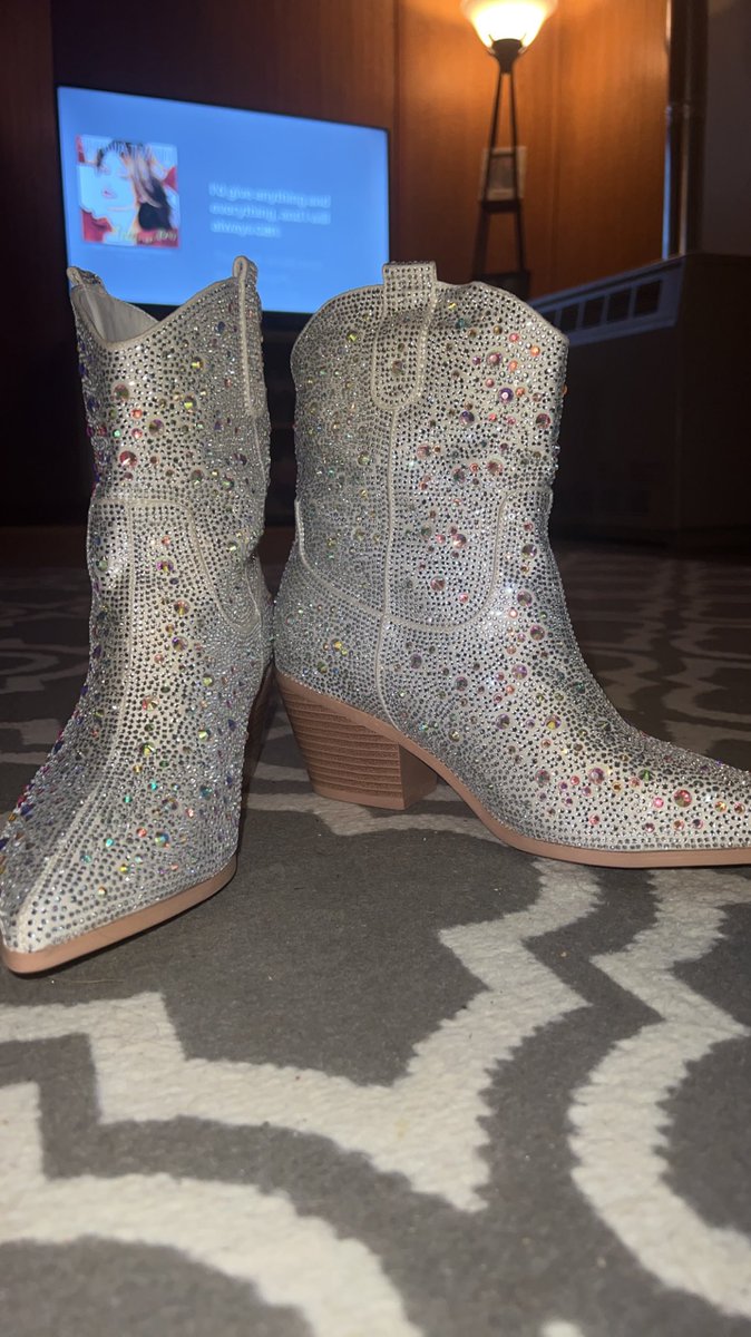 kPlankk's tweet photo. @ShaniaTwain is in 28 days and i came home to these beauties today 🤩 #ShaniaTwain #QueenOfMeTour #NYC https://t.co/qhewAdwjB2