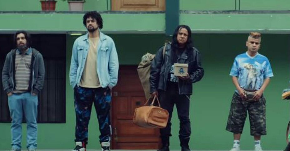 ChacoteroPeru's tweet photo. Carlos Alcántara debe estar agradecido de haber nacido en Perú porque en otro país sus películas de Asu Mare no las verían ni las moscas tiene que agradecer que la mayoría de peruanos no tiene mucha cultura cinematográfica y se conforma muchas veces con una baja calidad artística https://t.co/WRzpJsoaBm
