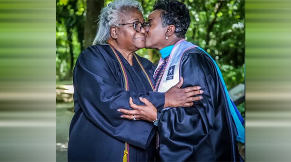 71-Year-Old Black Mom From South Carolina Graduates College With Her Daughter blacknews.com/news/yvonne-ey… #blacktwitter #blackexcellence #blacklove #blackfamily #blackgirlsrock #blackgirlmagic #Blackwomen #Blackwoman #black #melanin #momdaughter #Graduation #Blackisbeautiful