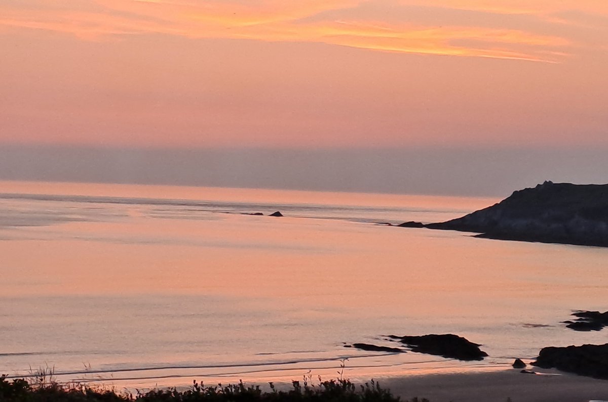 Glitteryscd's tweet photo. Sunset at Combesgate beach Woolacombe..love this place! https://t.co/91xOX98e8E