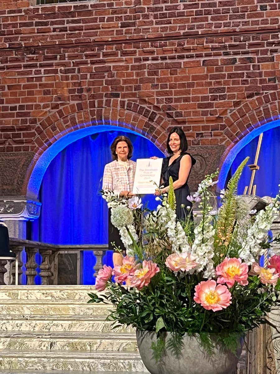 La académica 🇲🇽 <a href="/BMagaloni/">Beatriz Magaloni</a> recibió de manos de S.M. la Reina Silvia de Suecia 🇸🇪 el Premio de Estocolmo en Criminología por sus destacadas investigaciones académicas encaminadas a reducir la violencia policial. Un privilegio acompañarla!!