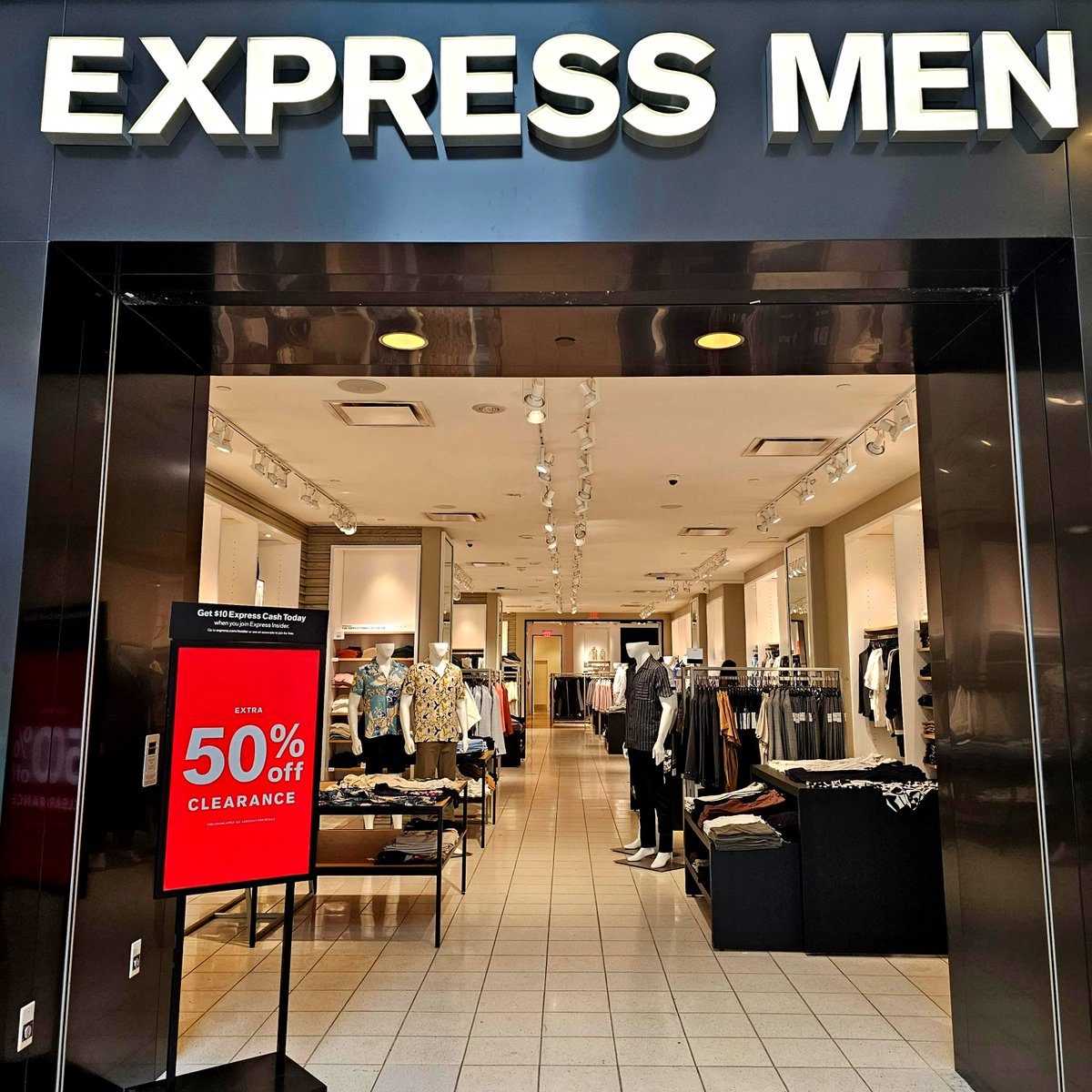 BrowardMall's tweet image. Rock the professional look with Express Men's versatile wardrobe that's tailored to perfection! 👍
📍Express Men is located across H&amp;amp;M Man
#BrowardMall #expressmen #express #fathersdaygifts Express