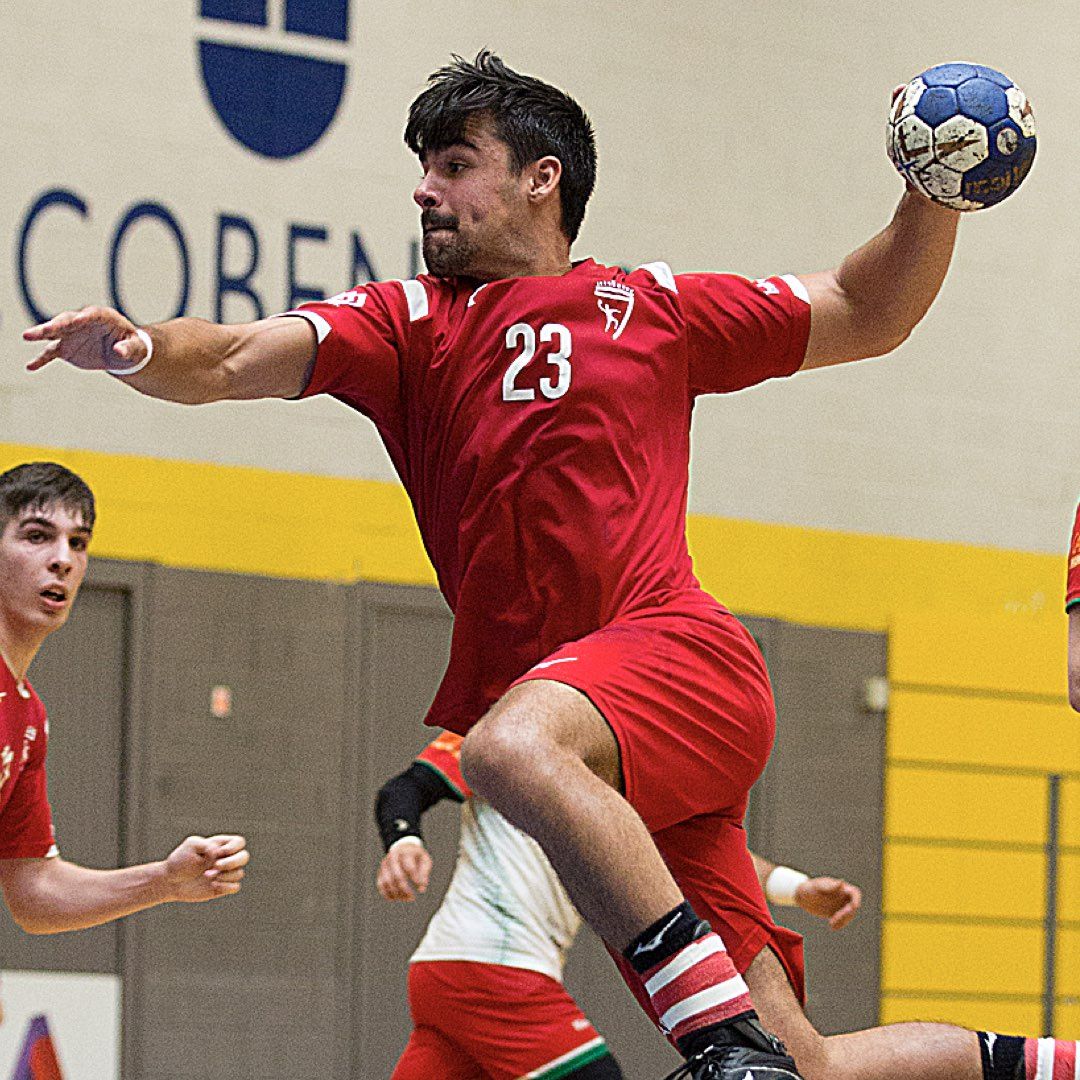 Importantísimas las RENOVACIONES ya confirmadas hasta la 📆 por parte de <a href="/bmalcobendas/">Balonmano Alcobendas</a> de cara a la 23-24.
 
Con el míster 👔 <a href="/javiersuarezal/">Javier Suárez</a> a los 🎮  junto al ©️ <a href="/delarubia10/">Alfonso de la Rubia</a> <a href="/gonzavelasco/">Gonzalo Velasco</a> <a href="/CedenaMario/">Mario Crespo Cedena</a> <a href="/boyarizo/">Alberto Lopez</a> BRUNO y en 🥅 con <a href="/Ramonfz_22/">Ramon Fuentes Zamora</a> y IONUT ⛔...

👌🤗👏🎩🤝😀💯💥