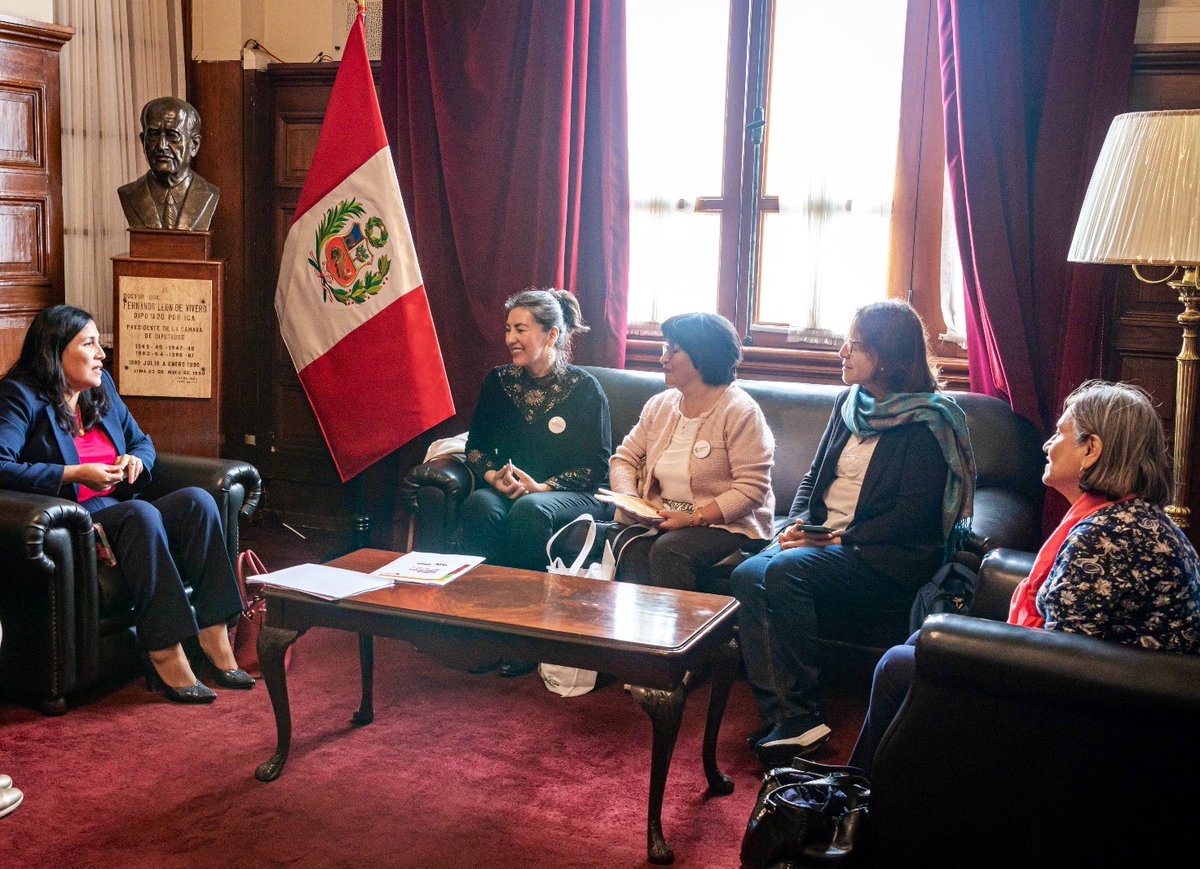 bloque_IG's tweet photo. Hoy la Congresista @FlorPabloMedina se reunió con representantes de la Red Nacional de Mujeres Autoridades y Vice Gobernadoras, y reiteró su compromiso en el fortalecimiento de ley contra el acoso político a mujeres #PL1491  #DemocraciaSinAcoso https://t.co/RH8yWzmP0y