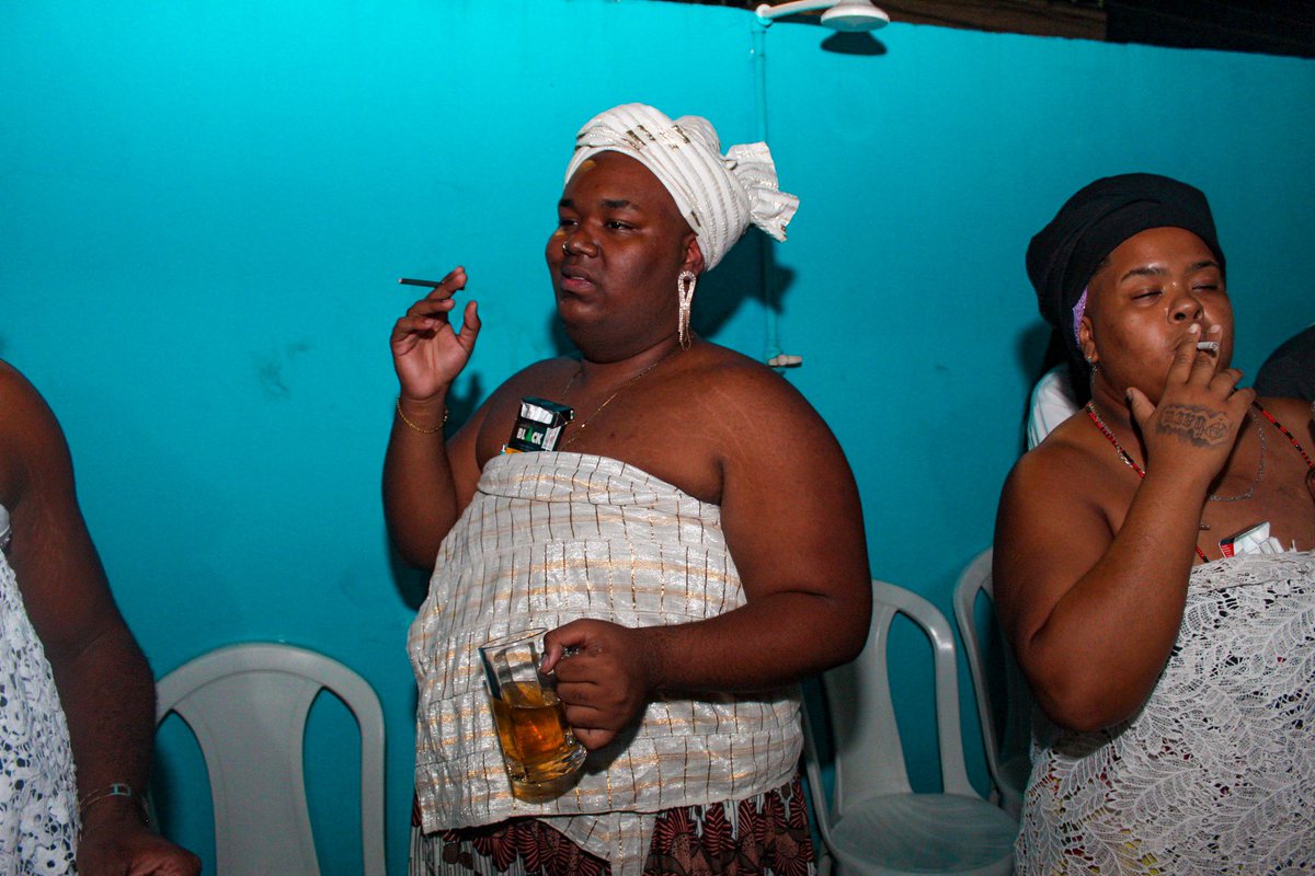 Maria Mulambo é minha amiga, não vai me deixar faltar, coração que não bambeia hj eu vou fazer sangrar, o vento que corre o mundo é o msm que anda cmg, e o diabo à de comer o coração dos inimigos... 🖤🔱🔥

📸<a href="/ojuoba_foto/">OJUOBA | FOTOGRAFIA DE TERREIRO</a>