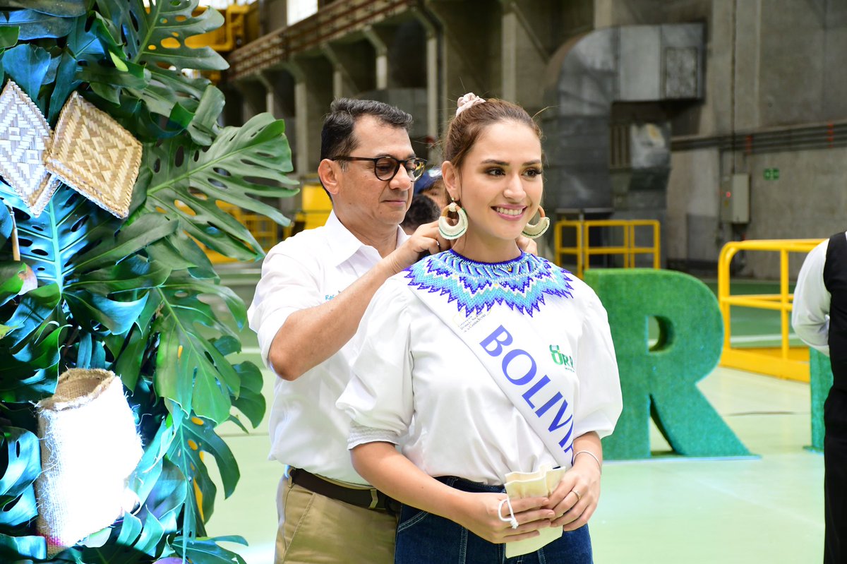 Urragenerador's tweet photo. Con el fondo del embalse de URRÁ y de la Planta solar flotante AQUASOL, hoy compartimos con las candidatas al Reinado Nacional e Internacional de la Ganadería, que se realiza en Montería. 
Oportunidad de mostrar el potencial energético de Córdoba. https://t.co/LHkNW5Il4a