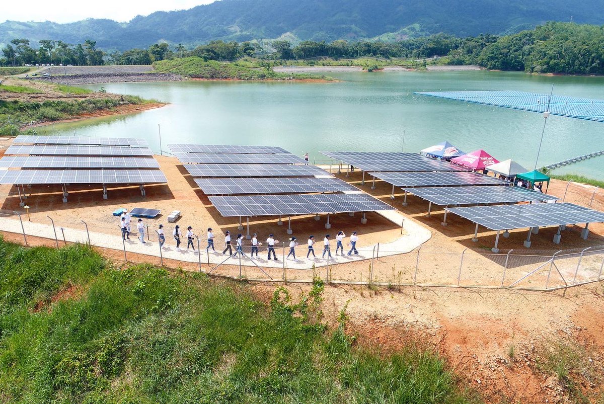 Urragenerador's tweet photo. Con el fondo del embalse de URRÁ y de la Planta solar flotante AQUASOL, hoy compartimos con las candidatas al Reinado Nacional e Internacional de la Ganadería, que se realiza en Montería. 
Oportunidad de mostrar el potencial energético de Córdoba. https://t.co/LHkNW5Il4a