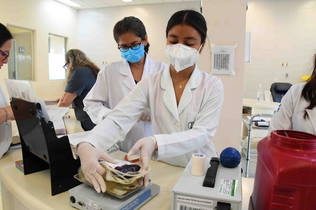 UCSCampeche's tweet photo. Se han distribuido 10 mil hemocomponentes en hospitales públicos y privados de todo el Estado.

Campeche tiene un avance de 5 mil donantes altruistas en el CETS.

Da clic aquí: https://t.co/EjEne2bze8

#GobiernoDeTodos https://t.co/taBRK6K3dQ