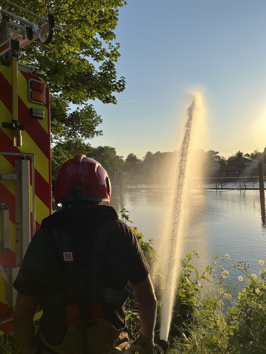 🔥 Weekly Drill Nights 🔥

A beautiful evening called for some Open Water Pumping down by the River Thames, followed by ice creams courtesy of the SAFO! 🍦☀️😎