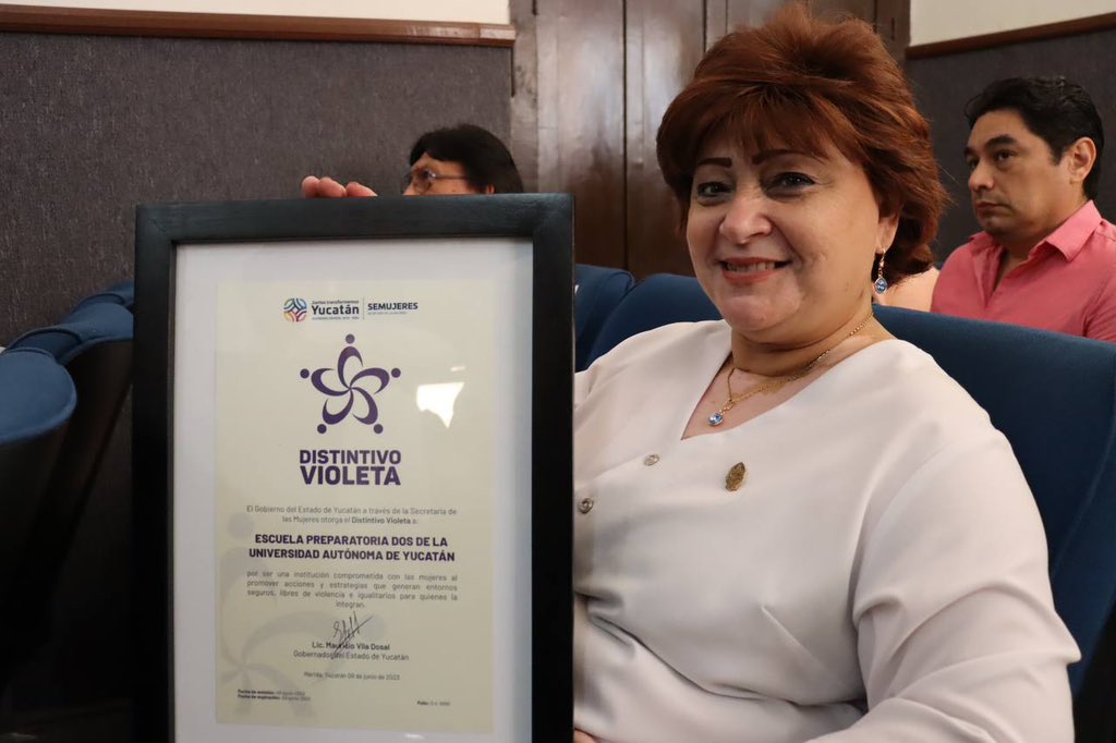 MaraCastillo22's tweet photo. Seguimos trabajando de la mano de la @uady_mx para seguir generando entornos más seguros para las mujeres. Entregamos el #DistintivoVioleta a las  escuelas del Sistema de Educación Media Superior de esta casa de estudios.

Gracias rector @ca_estrada por ser aliado. https://t.co/2ijKQ61ziV